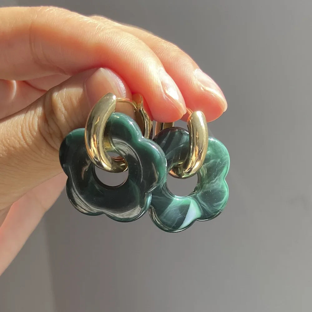 Creol-øreringer med blomst i harpiks