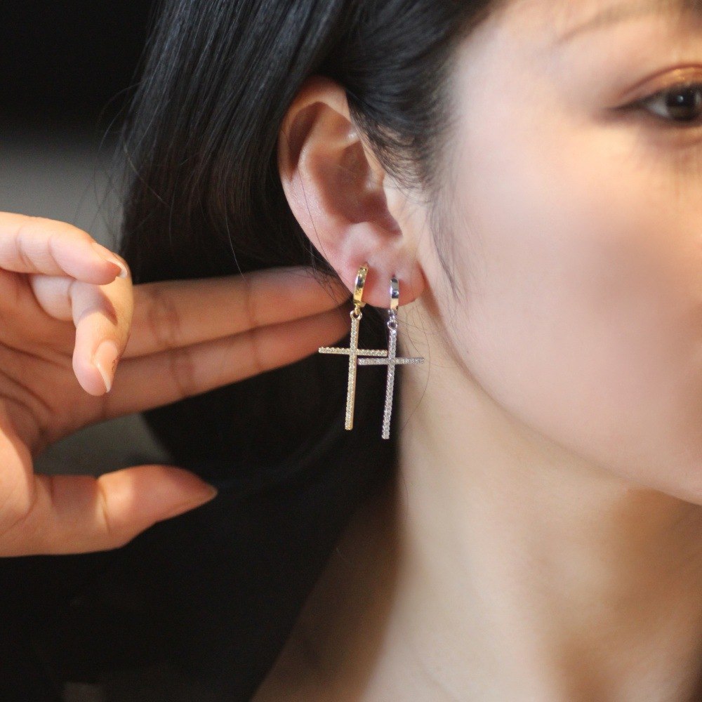 Kruhové náušnice s křížem a zirkony