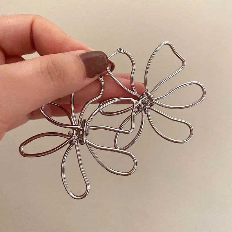 Vintage asymmetriske blomster ørestikker i sølv