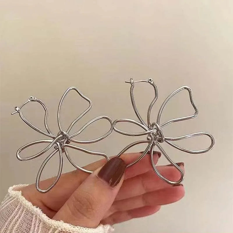 Vintage asymmetriske blomster ørestikker i sølv