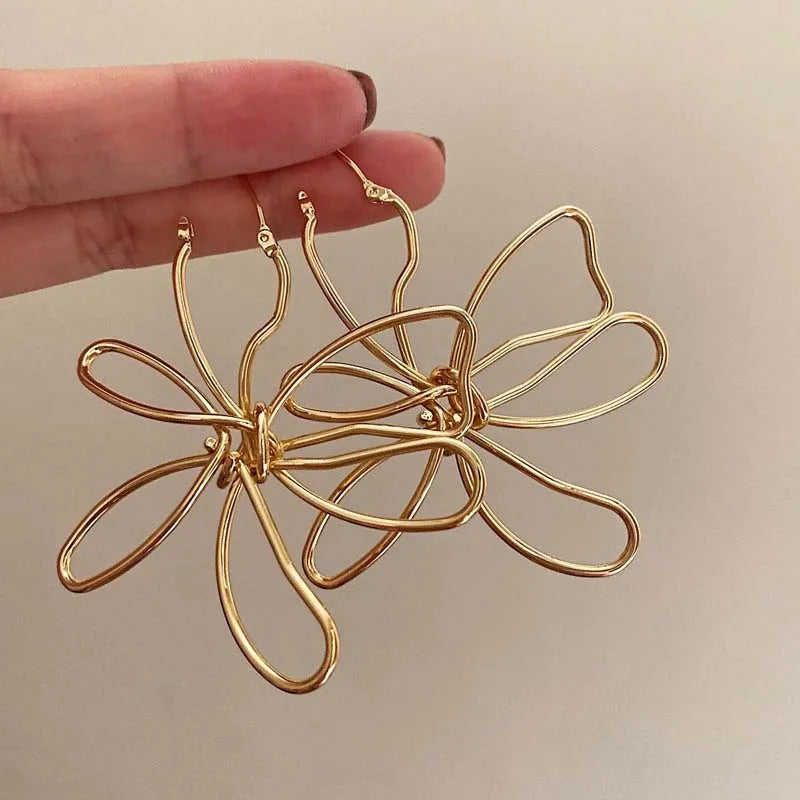 Vintage asymmetriske blomster ørestikker i guld