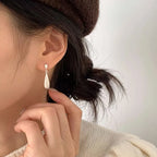 Øredobber med dråpeformet hvit zirkonia-stift