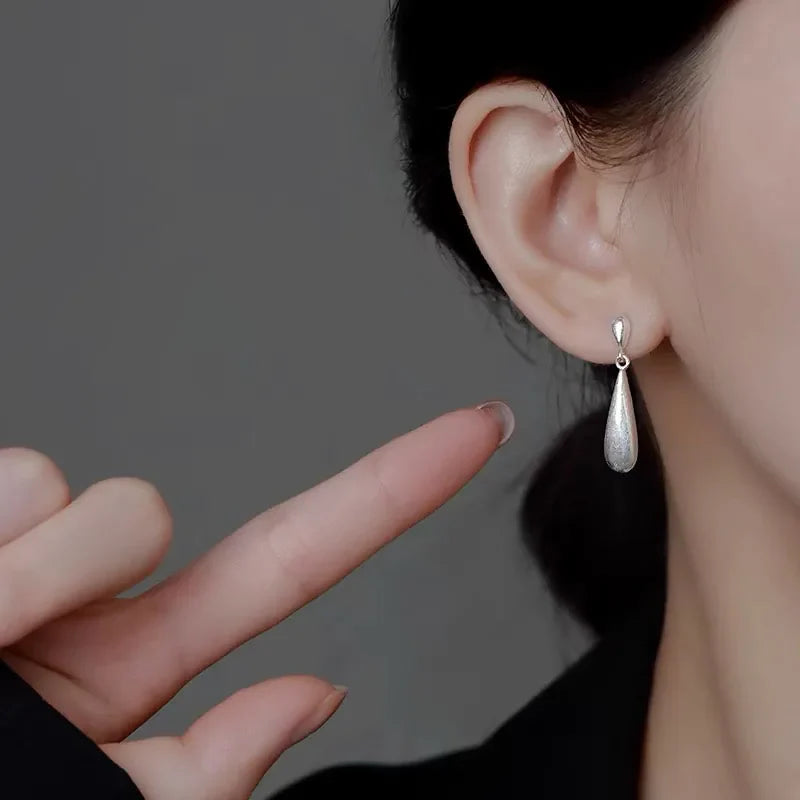 Øredobber med dråpeformet hvit zirkonia-stift