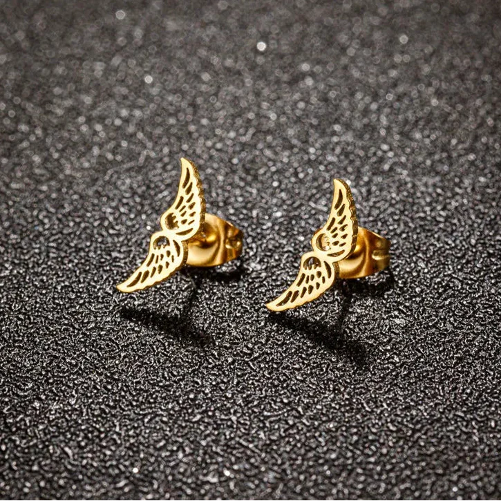 Minimalistiska örhängen med änglavingar i guld