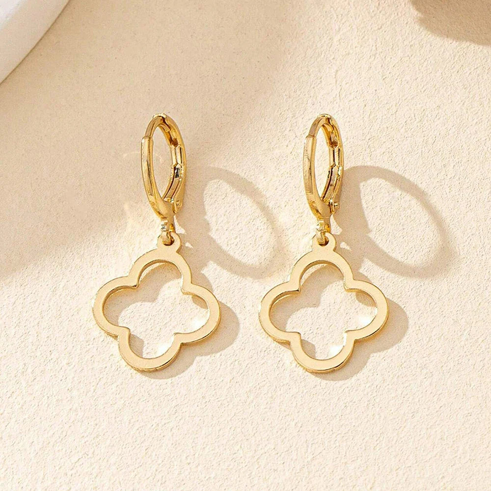 Złote Kolczyki Wiszące z Czterolistną Koniczyną