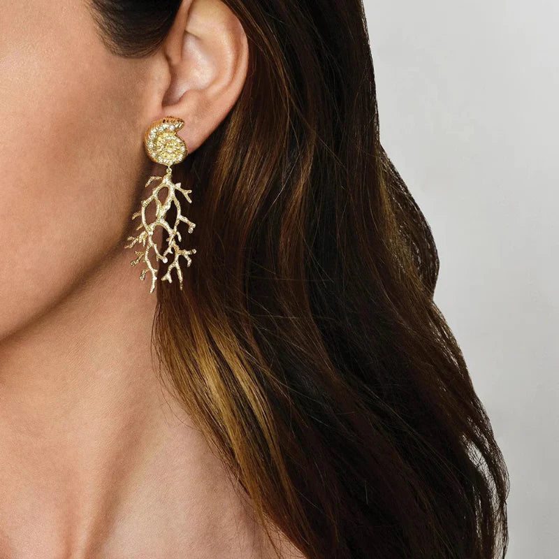 Hengende øredobber med konkylie og korall