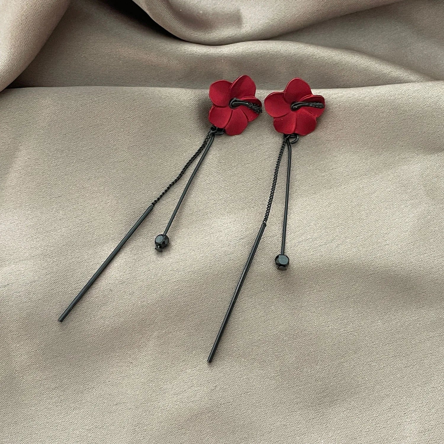 Røde blomster og rød kæde hængende øreringe