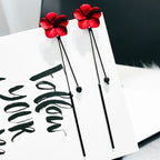 Røde blomster og rød kæde hængende øreringe