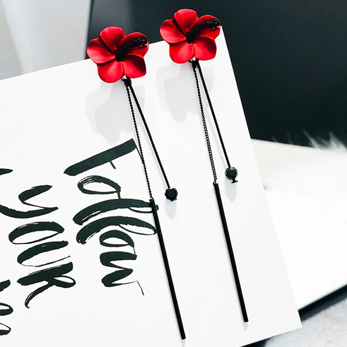 Røde blomster og rød kæde hængende øreringe