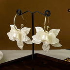 Store hengende blomster creol-øredobber hvite