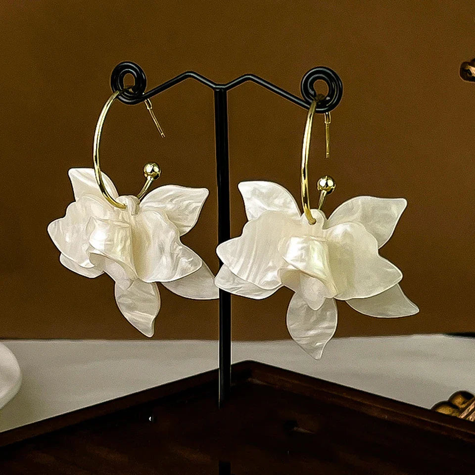 Store hengende blomster creol-øredobber hvite