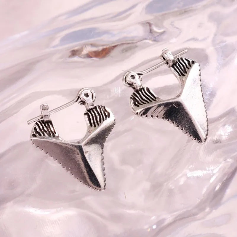 Boucles d'Oreilles Pendantes Incrustées Dent de Requin