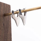 Hengende øredobber med innlagte haifinner