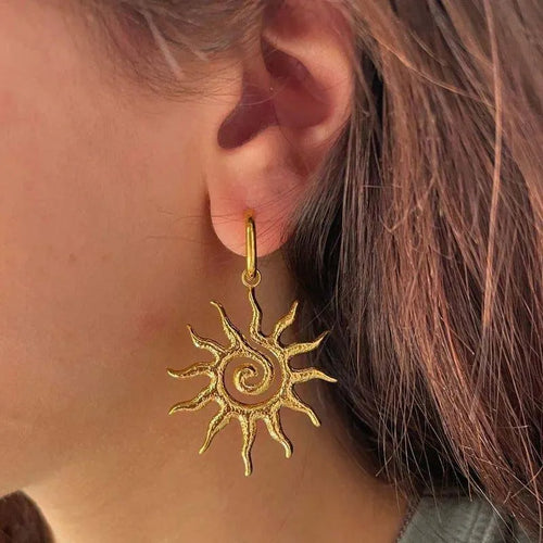 Øreringe med hængende sol i guld