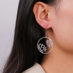 Runde hengende øredobber med lotusblomst i sølv