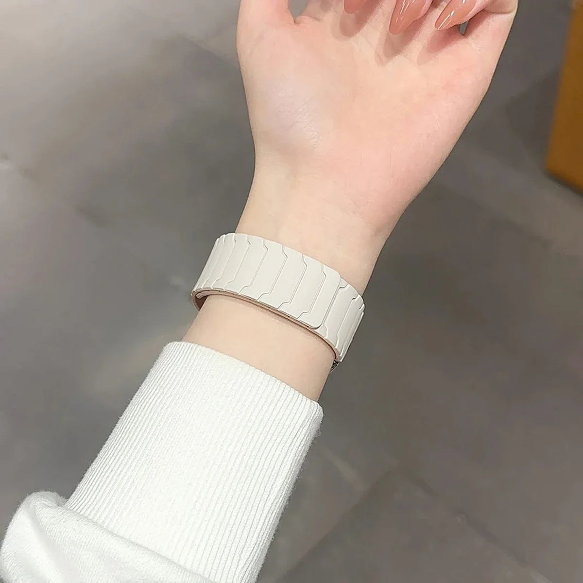 Magnetisk urrem til Fitbit Versa 3, Versa 4, Sense 1 og Sense 2 hvid