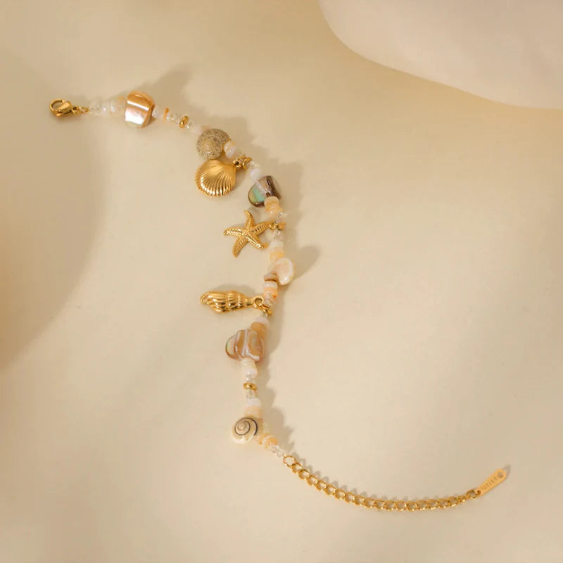 Armbånd med skaller og perlemor