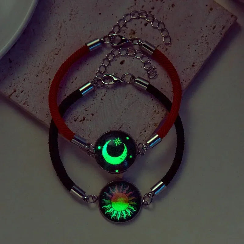Armbånd med månesigd og lysende rød og svart sol
