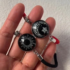 Armbånd med månesigd og lysende rød og svart sol