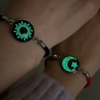 Armbånd med månesigd og lysende rød og svart sol