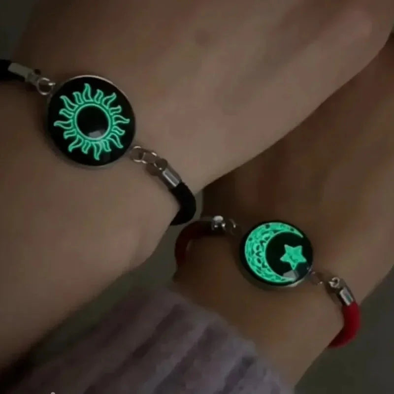 Armbånd med månesigd og lysende rød og svart sol