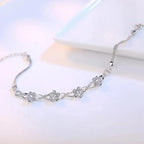 Armbånd med fine blomster i hvid zirkon