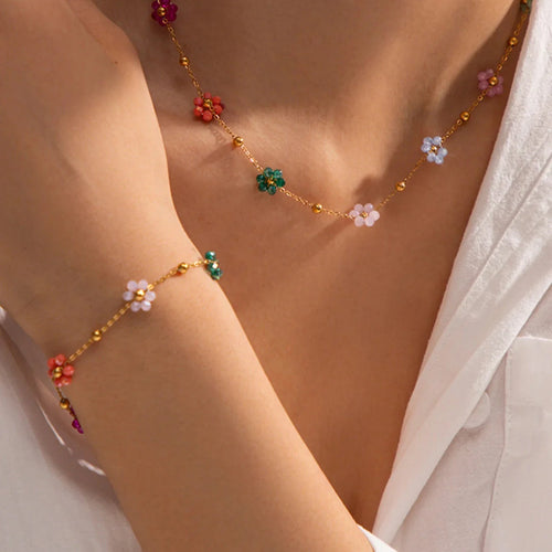 Armbånd med farverige blomster