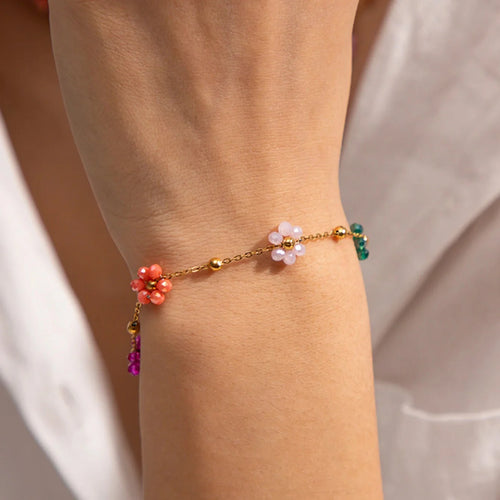Armbånd med farverige blomster