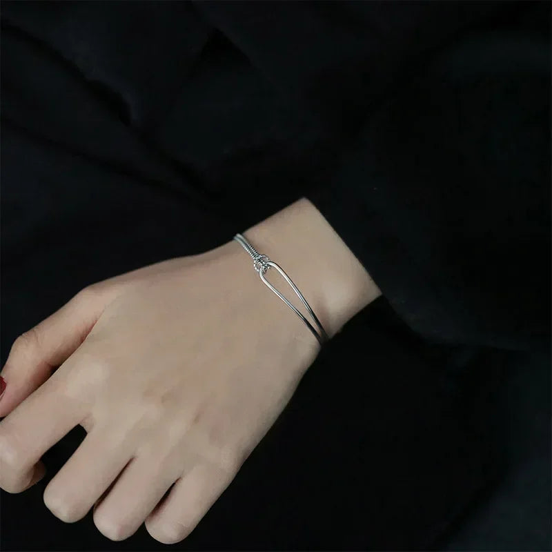 Armband med knut i modern stil