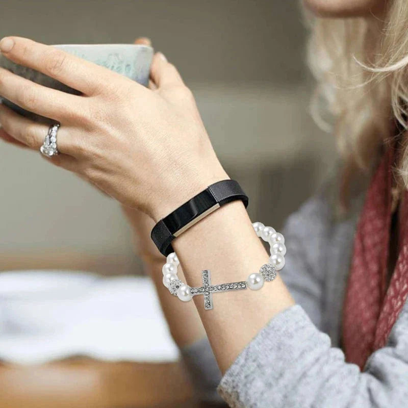 Armbånd med hvite perler og kors