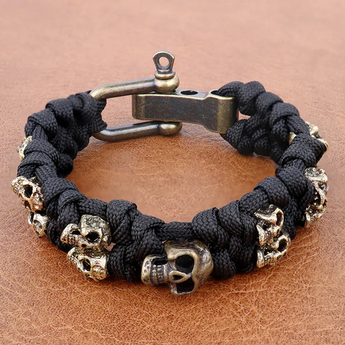 Armbånd med svarte dødningehoder