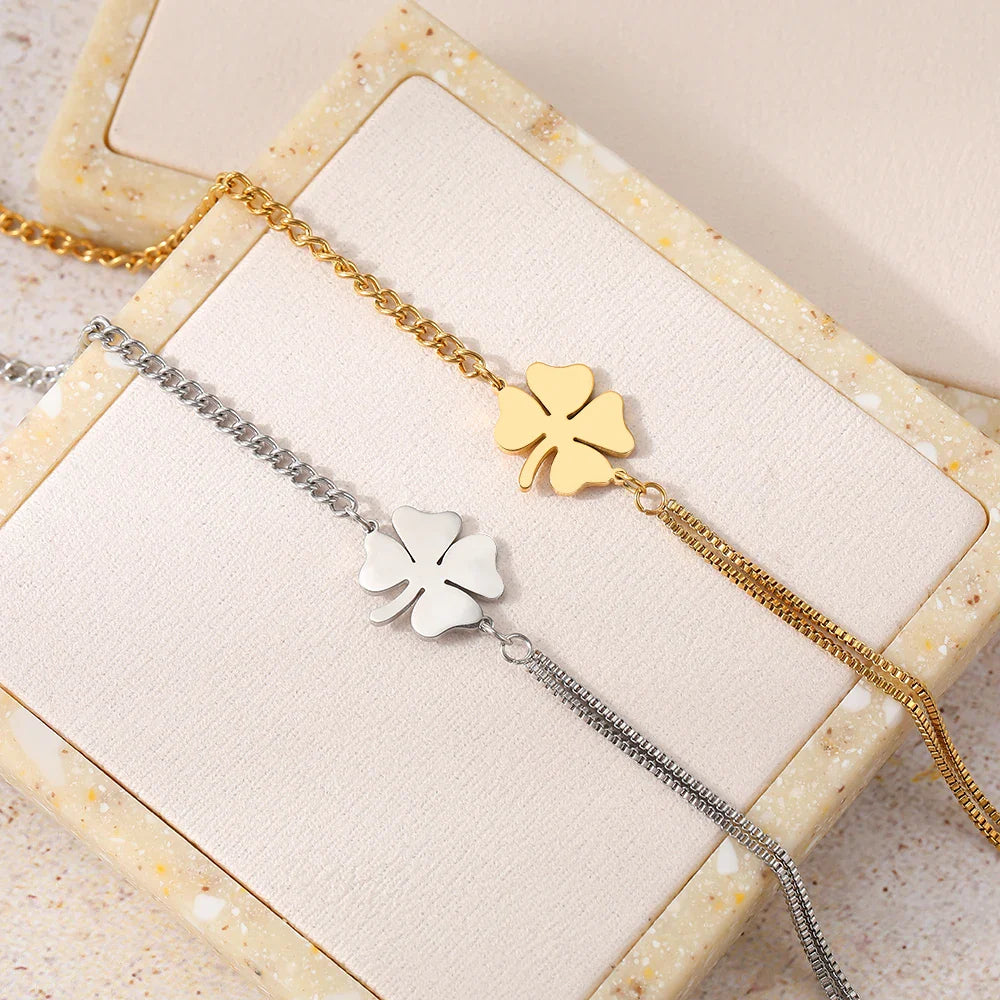 Armbånd med lykkebringende firkløver