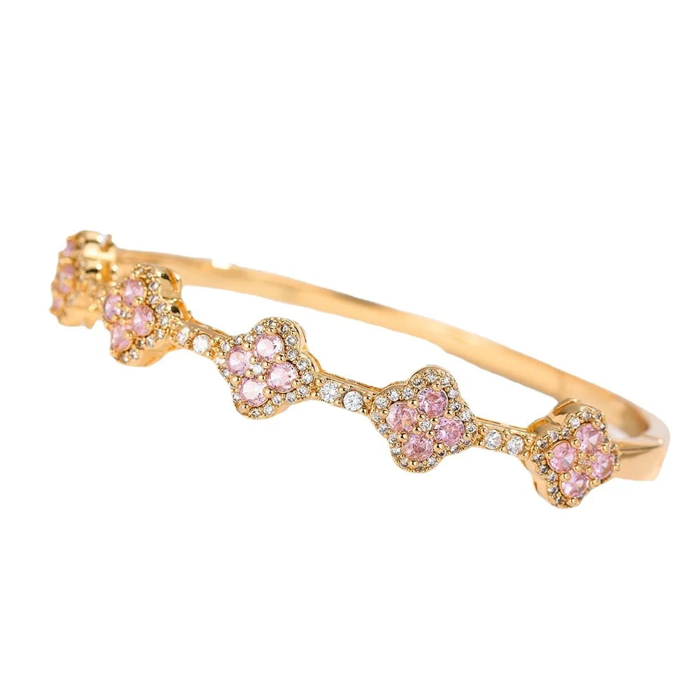 Armbånd med firkløver i zirkonium og rosa sten
