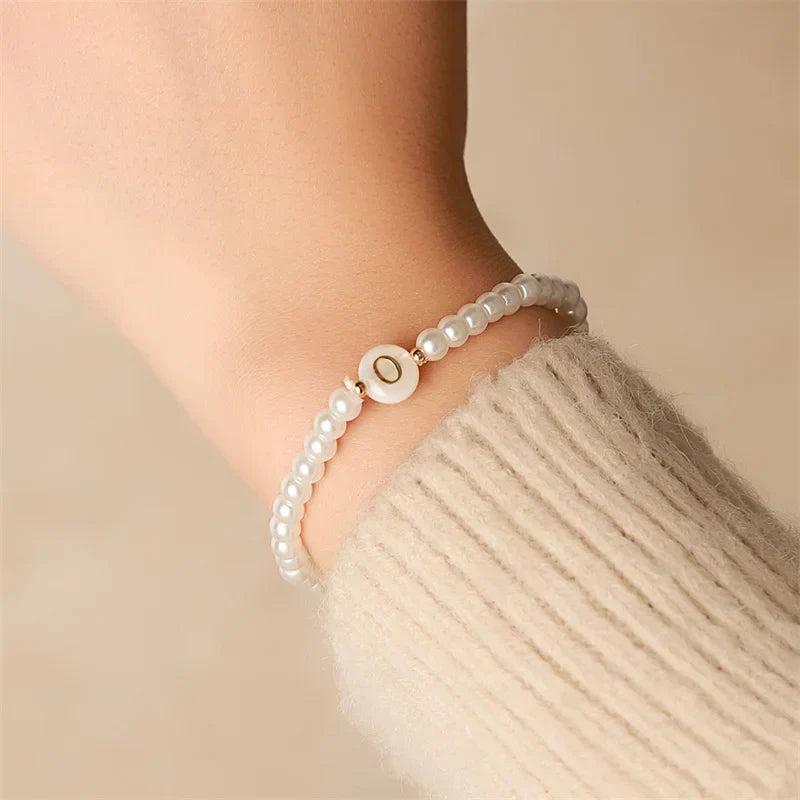 Hvidt armbånd med initial o