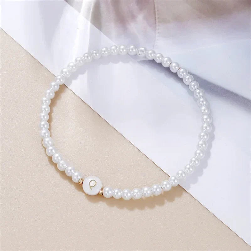 Hvidt armbånd med initial q