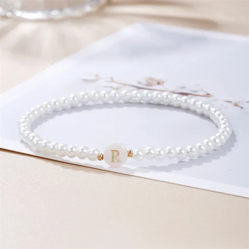 Hvidt armbånd med initial r