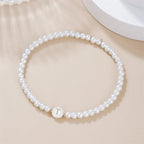 Hvidt armbånd med initial t