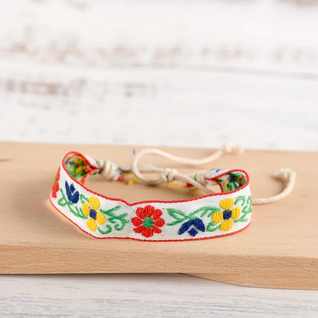 Handbroderat boho-armband i brasiliansk stil vitt