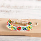 Handbroderat boho-armband i brasiliansk stil vitt