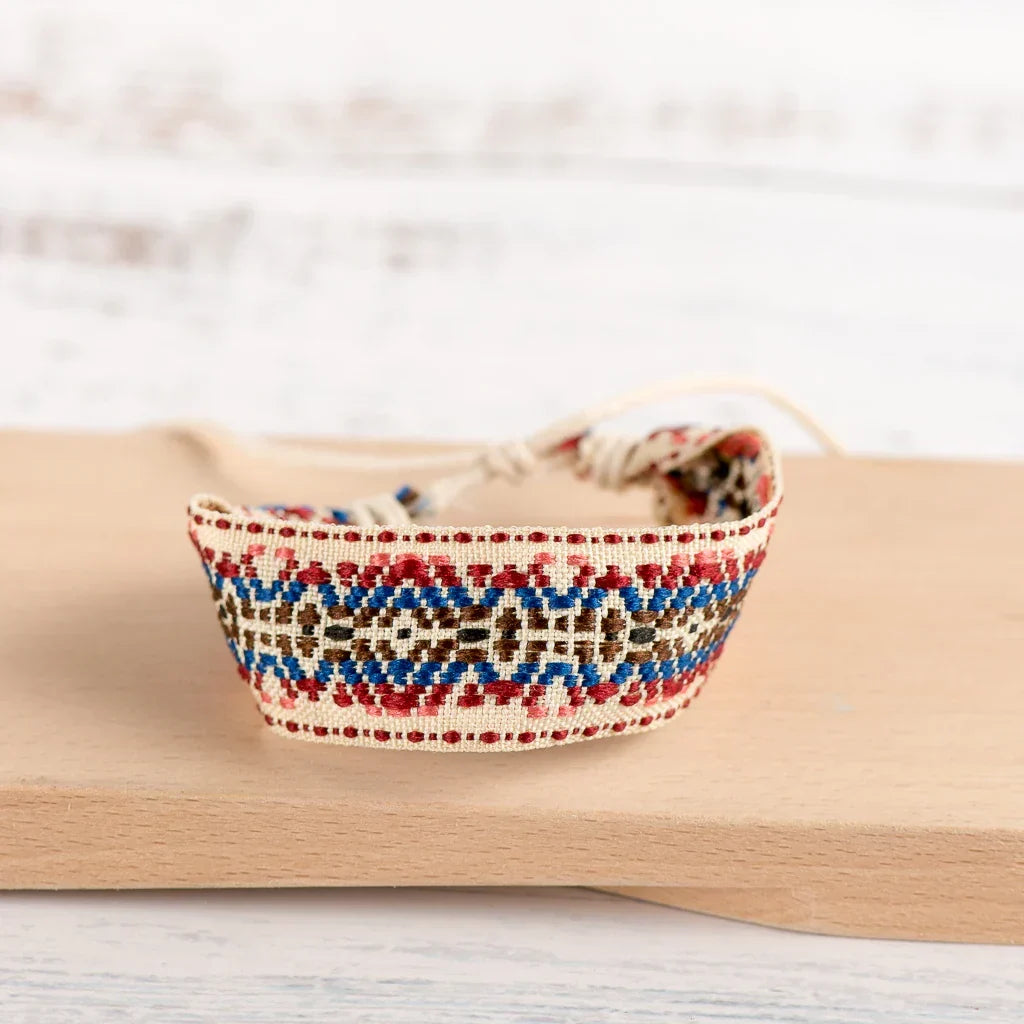 Handbroderat boho-armband i brasiliansk stil blått 