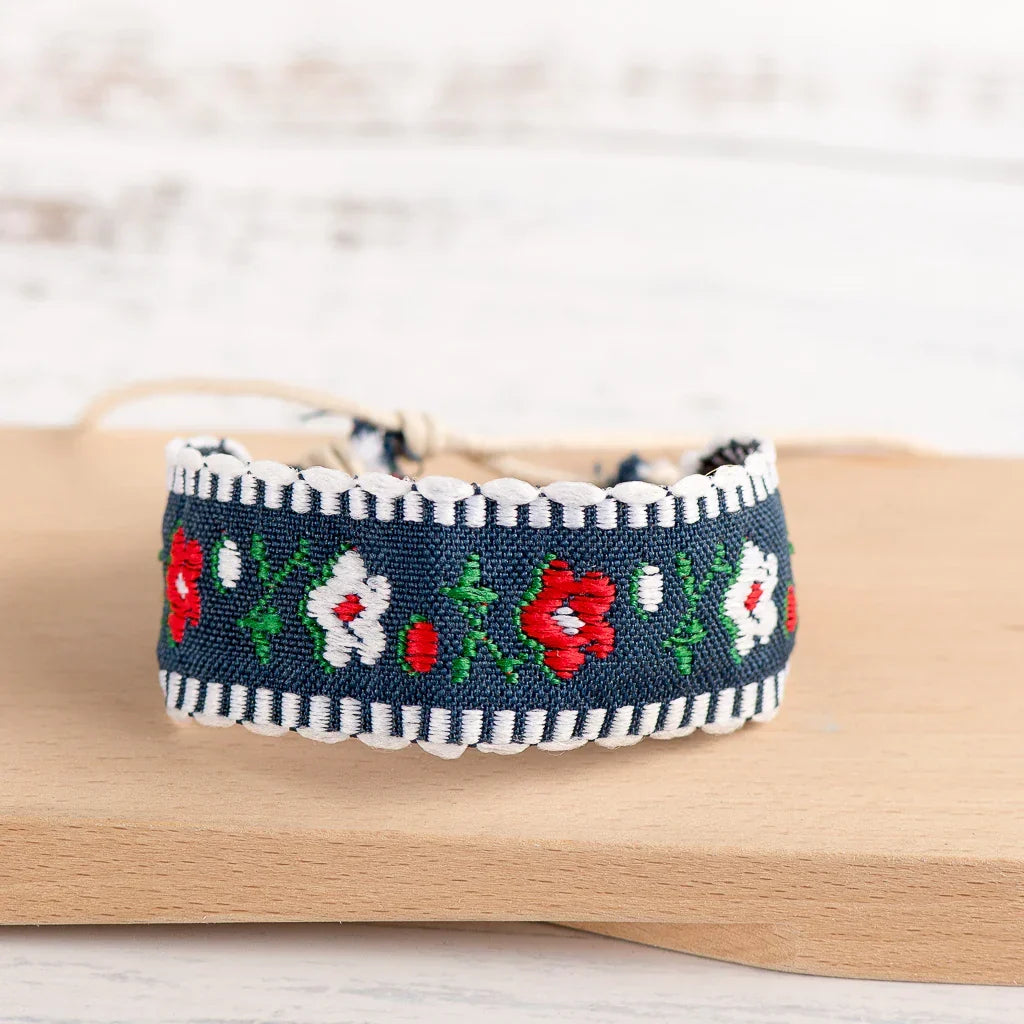 Handbroderat boho-armband i brasiliansk stil blått och vitt