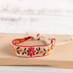 Handbroderat boho-armband i brasiliansk stil rött