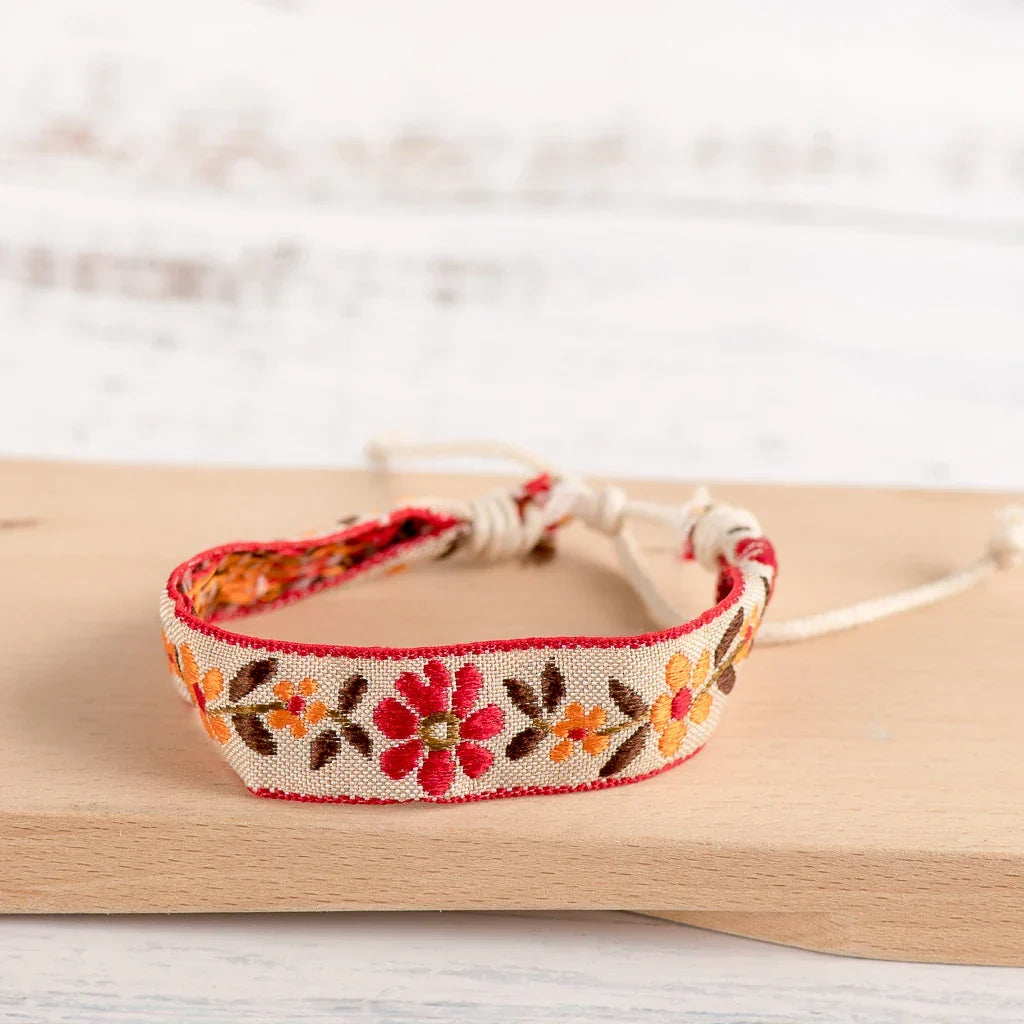 Handbroderat boho-armband i brasiliansk stil rött