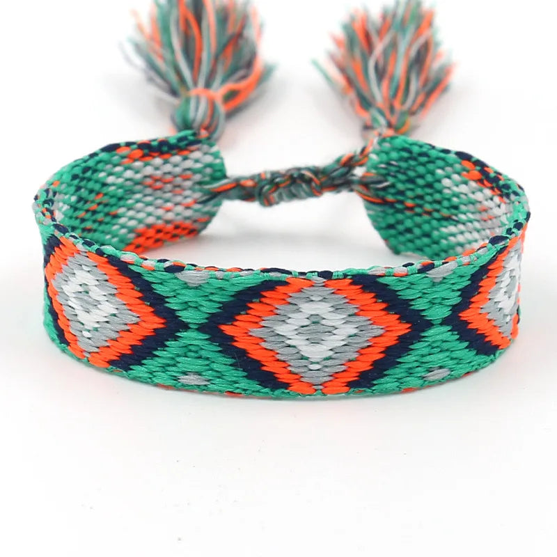 Bred brasiliansk armband med geometriska mönster grön