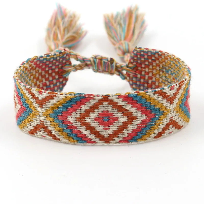 Bred brasiliansk armband med geometriska mönster beige