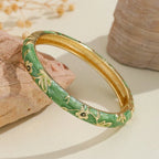 Barevné náramky se zelenými květinami