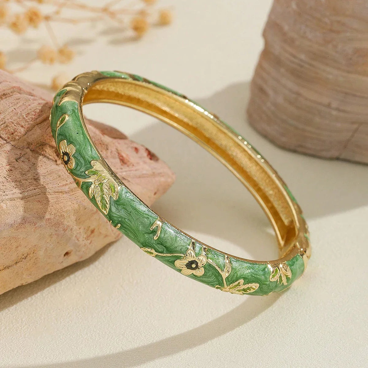 Färgglatt armband med gröna blommor