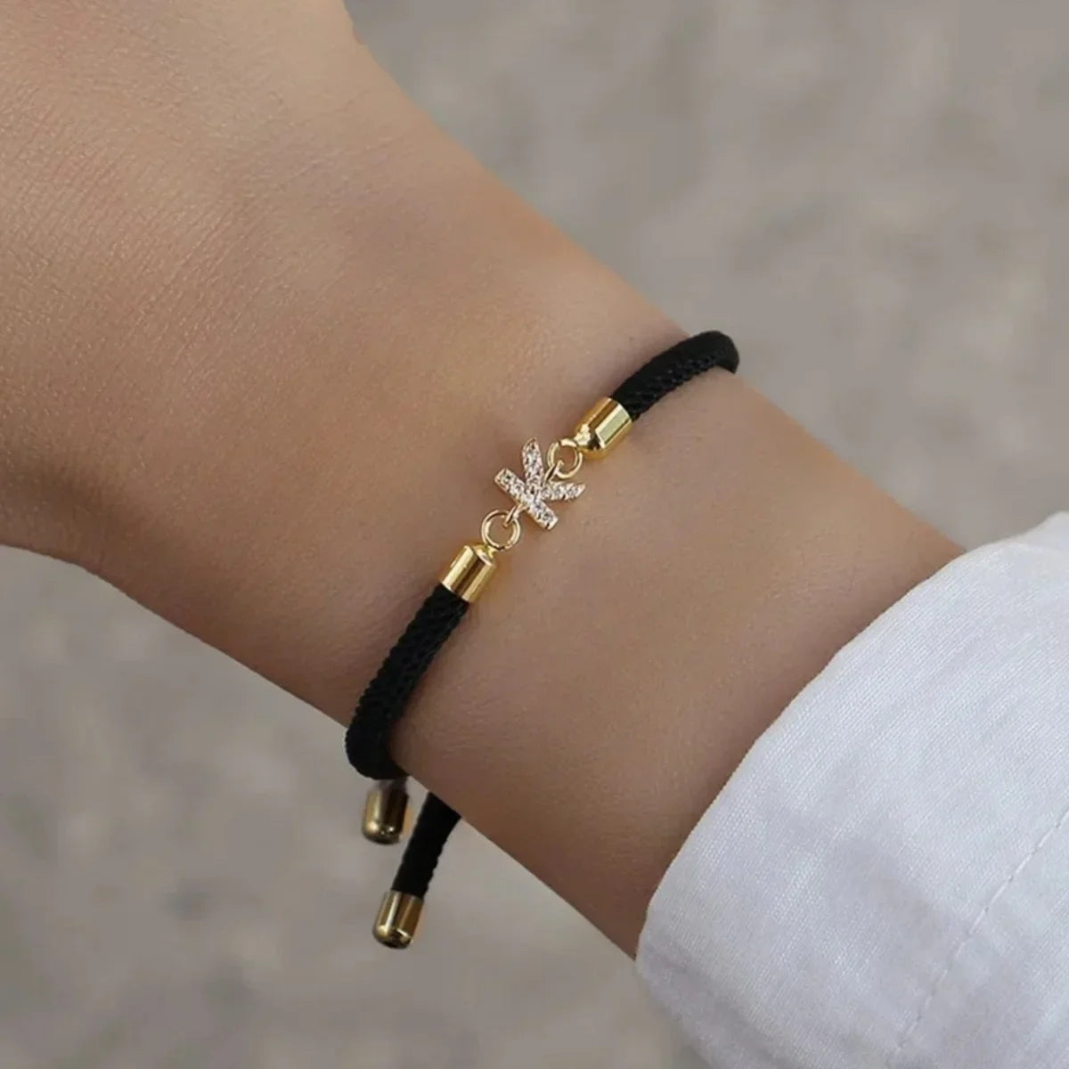 Fargerikt armbånd med initial i strass – bokstav 