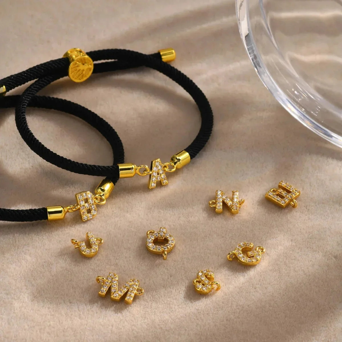 Fargerikt armbånd med initial i strass – bokstav 