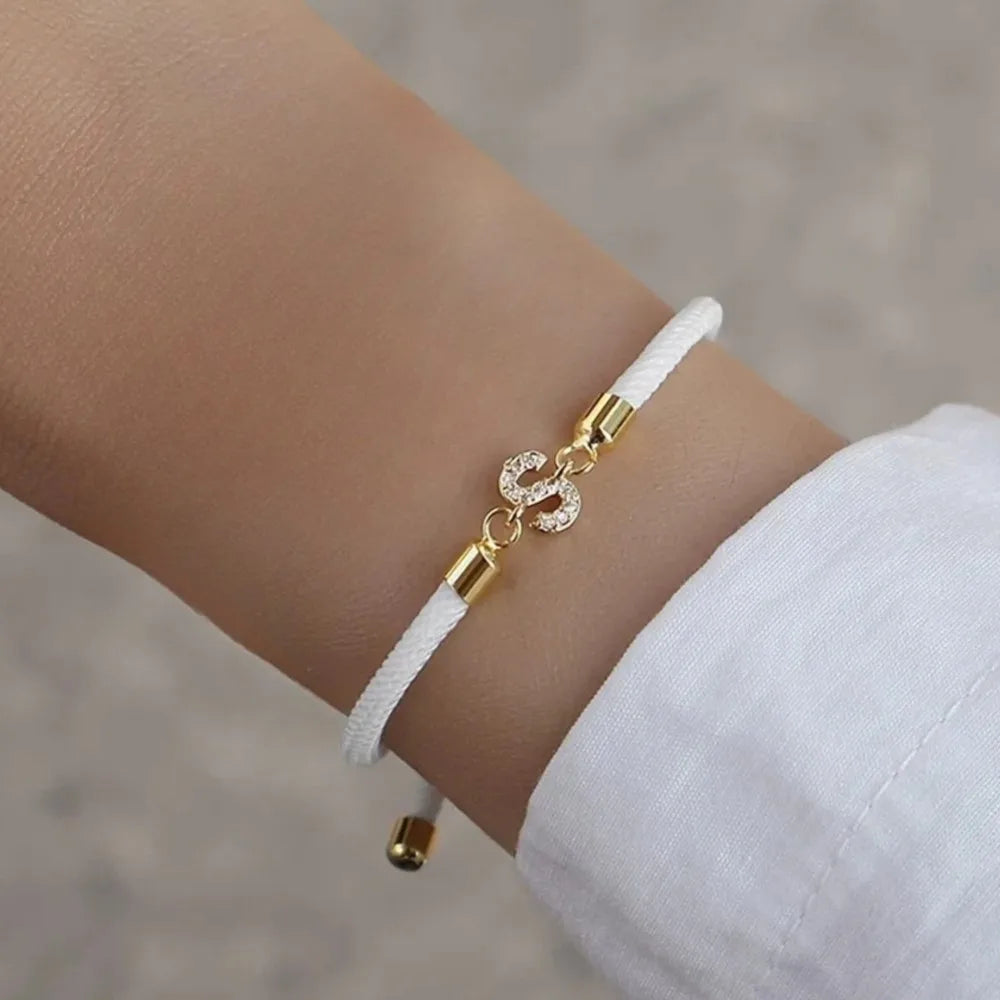 Fargerikt armbånd med initial i strass – bokstav 